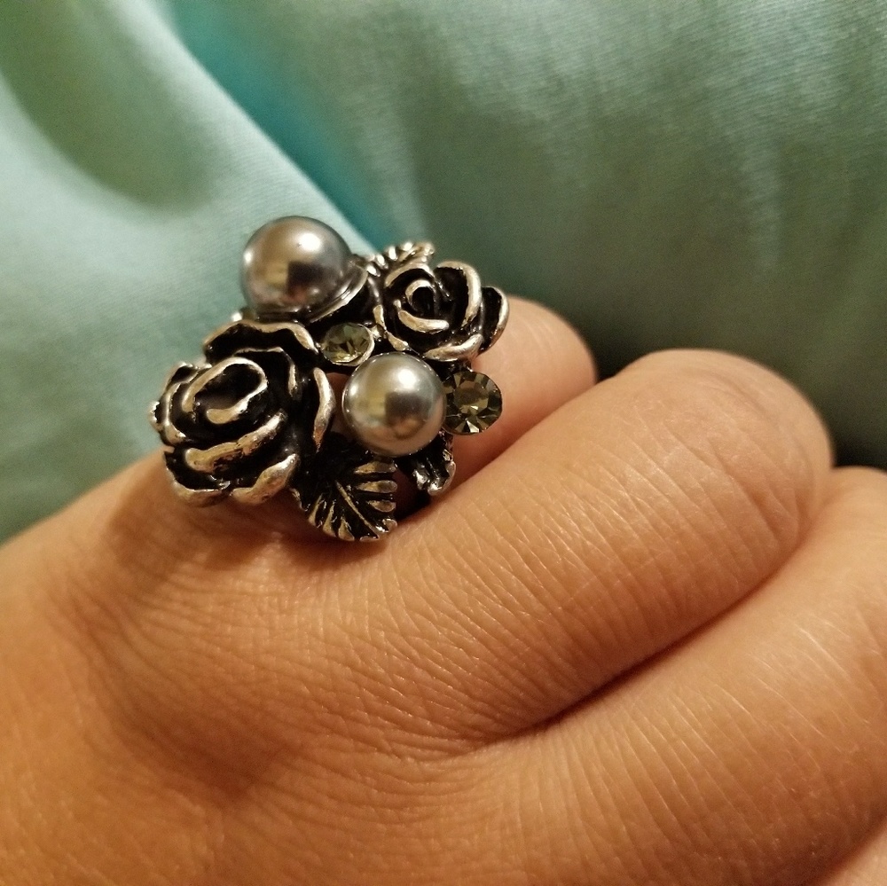 Rose, Pearls and Rhinestones Ring - Picture 2 of 5
